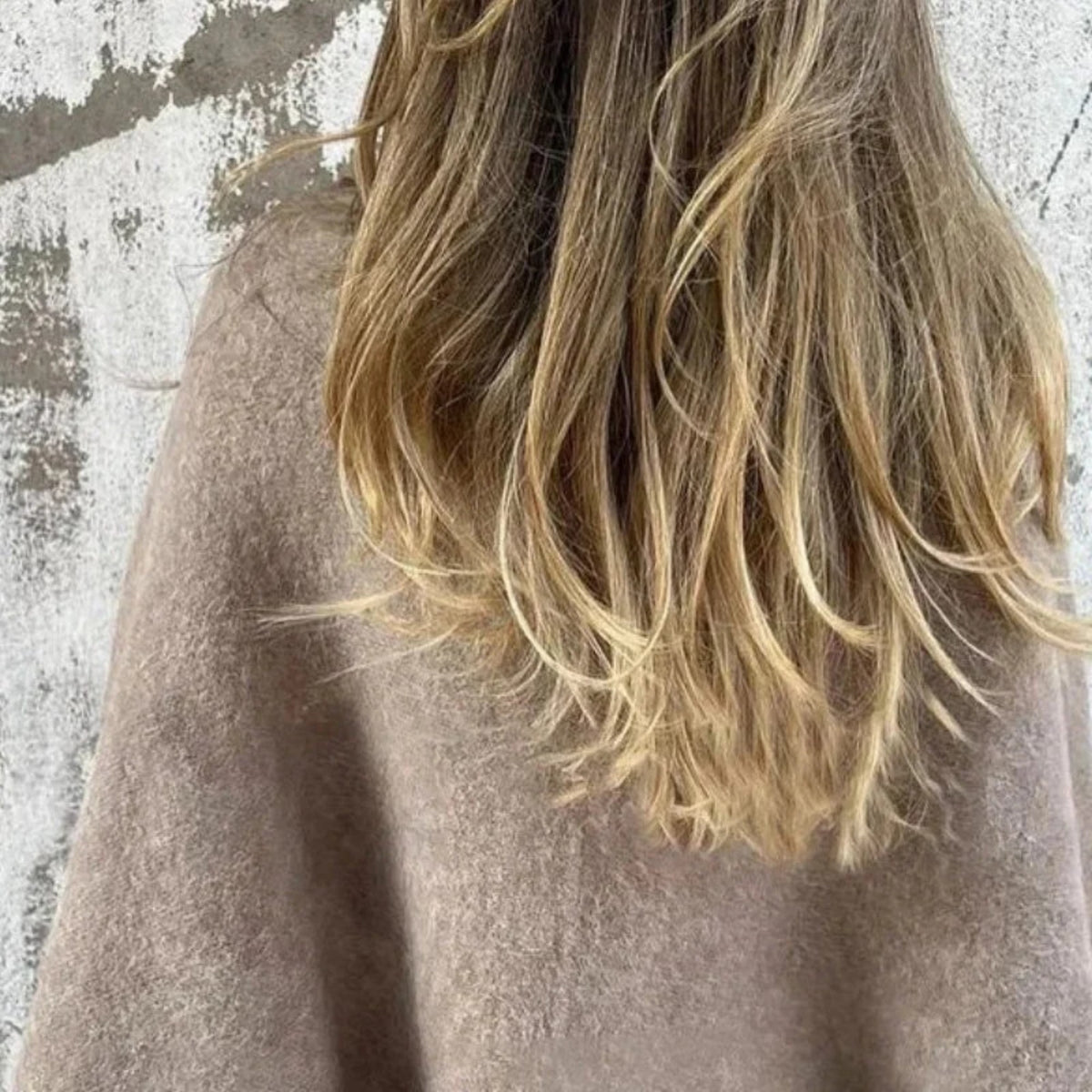 Women's Coats with Round Neckline and Long Sleeves