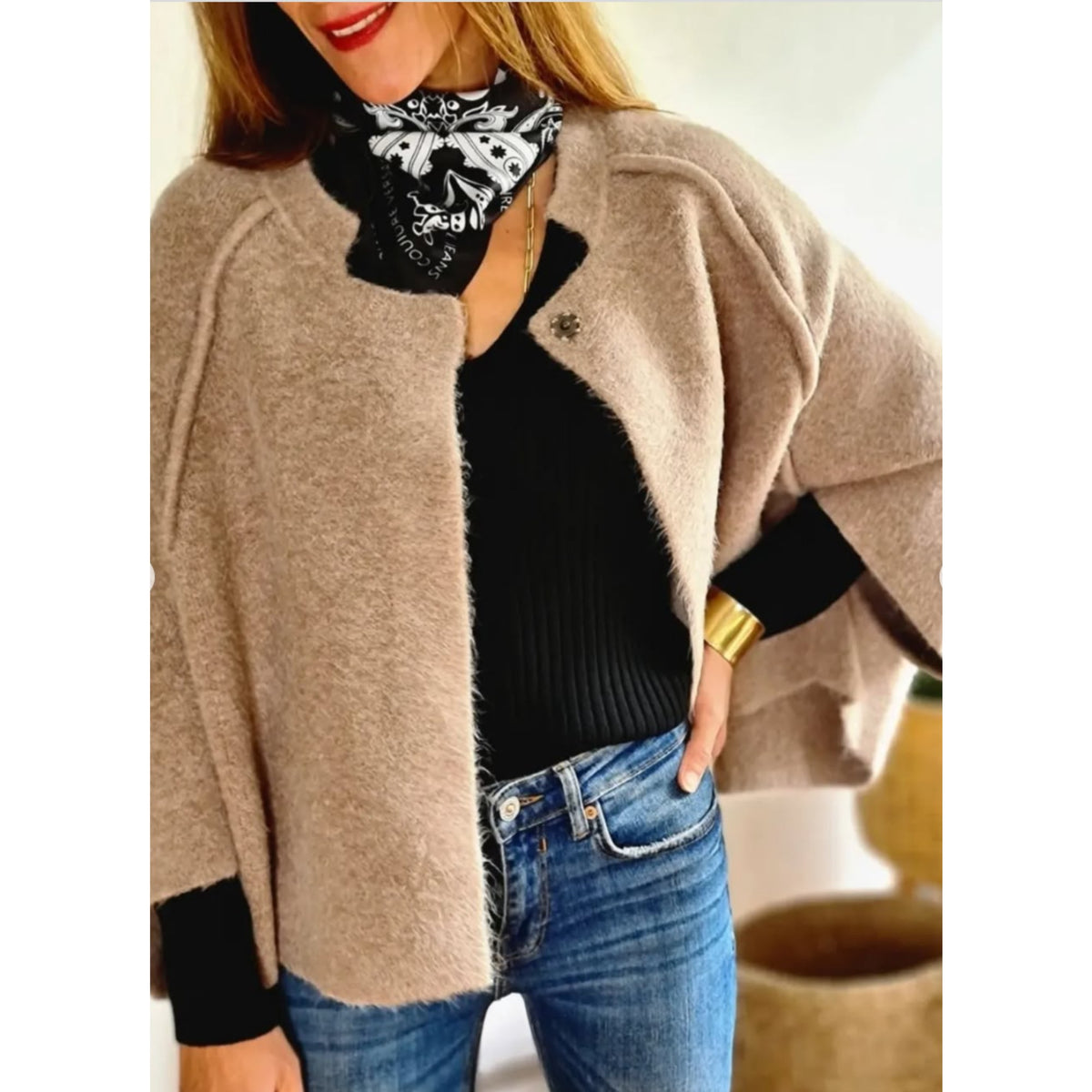 Women's Coats with Round Neckline and Long Sleeves